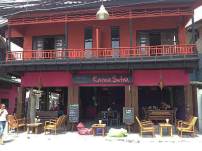 photo 10 location de maison sur koh samui thailande et son bar restaurant Fran&ccedil;ais Tha&iuml;landais Karma Soutra avec Laurent et Simon et leurs serveuses Tha&iuml; 